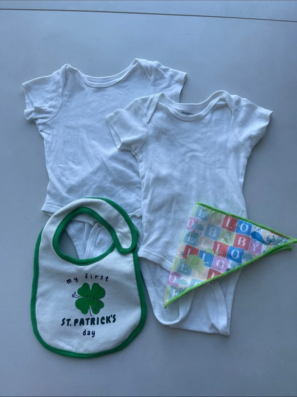 Gerber Baby White Short-Sleeve Onesies with Green-Trim St. Patrick's Bib